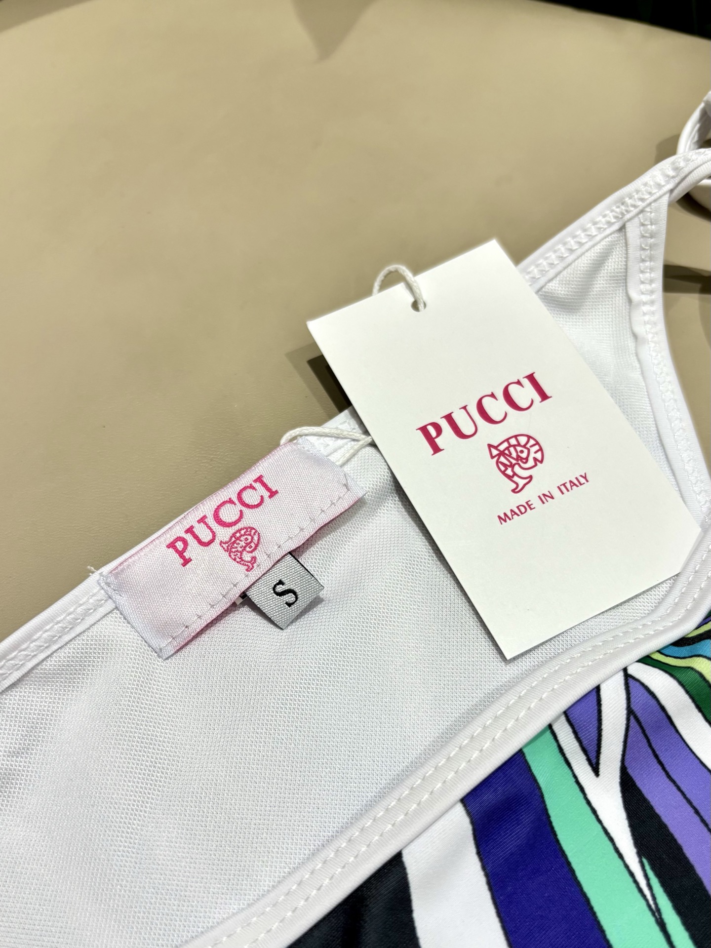 Pucci比基尼😍🥰适合多种场景的游泳衣🏊‍♀️海边 游泳池 温泉 水上乐园 漂流都可以😌内搭也完全可以