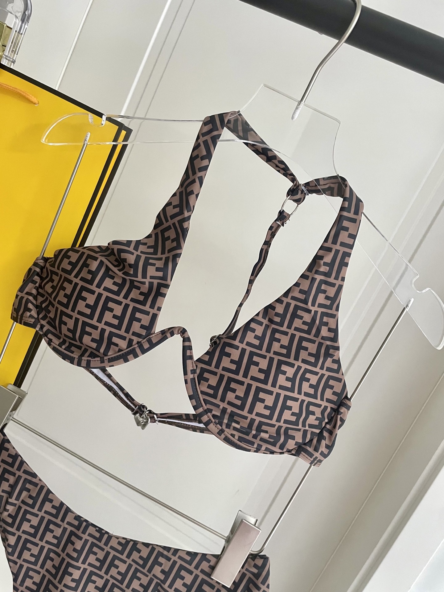 芬迪新款比基尼 带钢圈😍🥰适合多种场景的游泳衣🏊‍♀️海边 游泳池 温泉 水上乐园 漂流都可以😌内搭也完