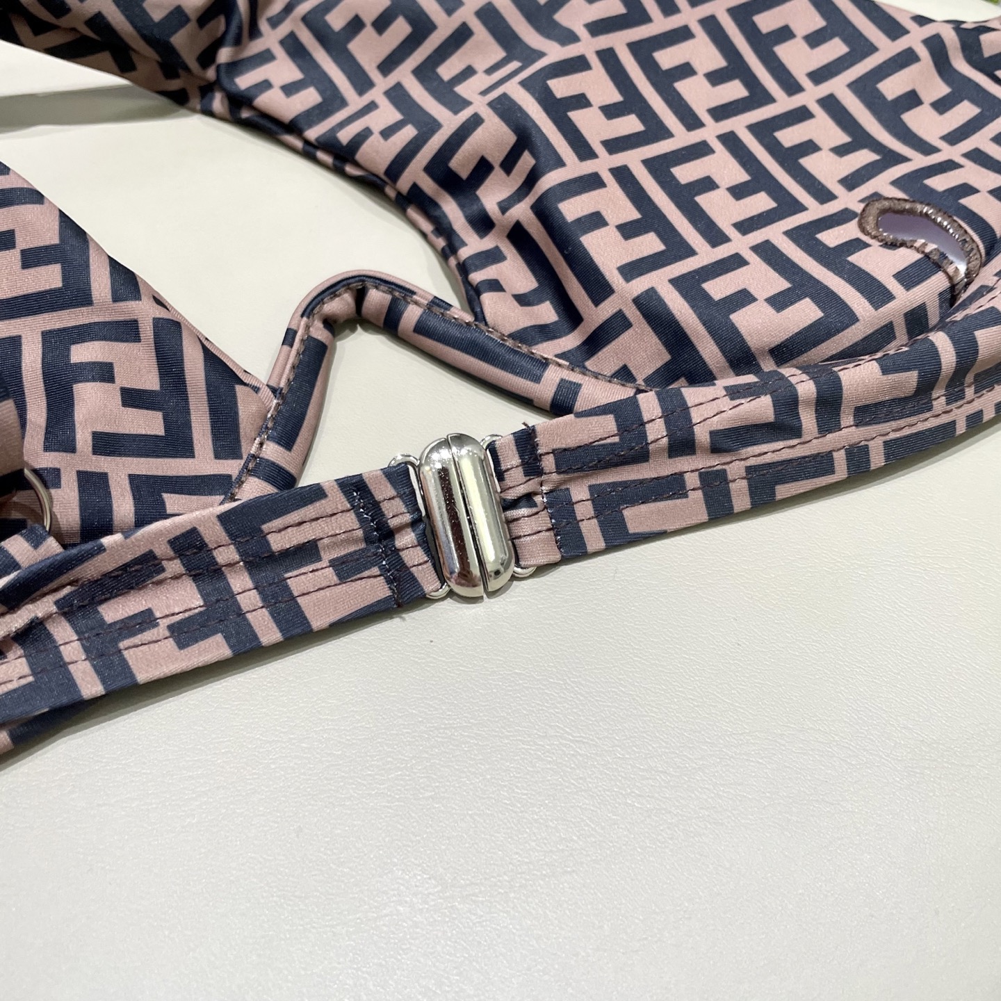 芬迪新款比基尼 带钢圈😍🥰适合多种场景的游泳衣🏊‍♀️海边 游泳池 温泉 水上乐园 漂流都可以😌内搭也完