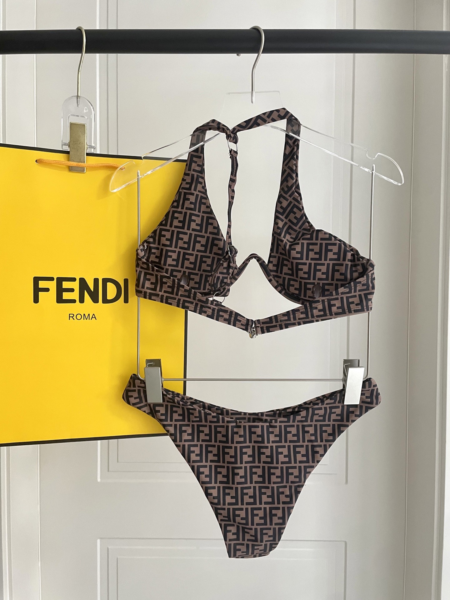 芬迪新款比基尼 带钢圈😍🥰适合多种场景的游泳衣🏊‍♀️海边 游泳池 温泉 水上乐园 漂流都可以😌内搭也完