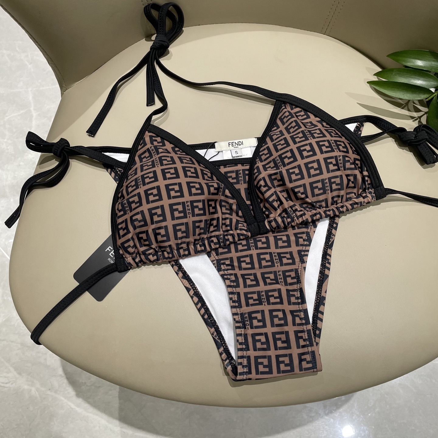 芬迪新款比基尼 😍🥰适合多种场景的游泳衣🏊‍♀️海边 游泳池 温泉 水上乐园 漂流都可以😌内搭也完全可以