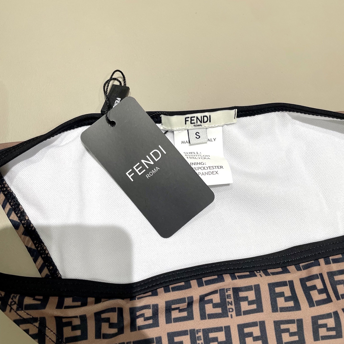 芬迪新款比基尼 😍🥰适合多种场景的游泳衣🏊‍♀️海边 游泳池 温泉 水上乐园 漂流都可以😌内搭也完全可以