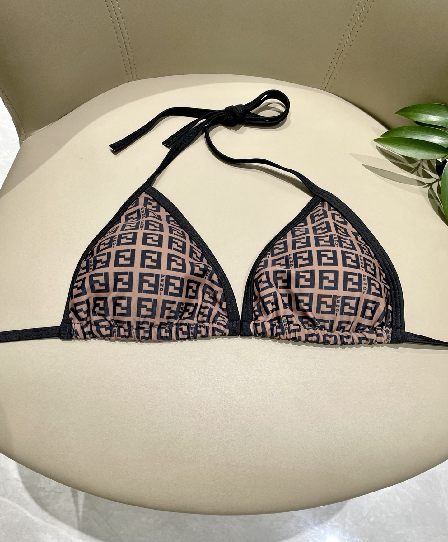 芬迪新款比基尼 😍🥰适合多种场景的游泳衣🏊‍♀️海边 游泳池 温泉 水上乐园 漂流都可以😌内搭也完全可以