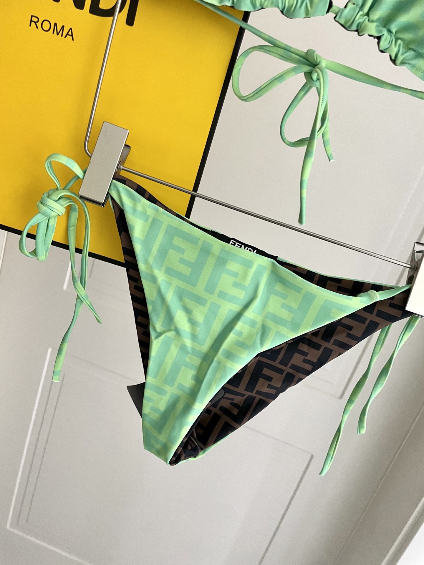 Fendi 芬迪比基尼双面可穿😍🥰适合多种场景的游泳衣🏊‍♀️海边 游泳池 温泉 水上乐园 漂流都可以😌