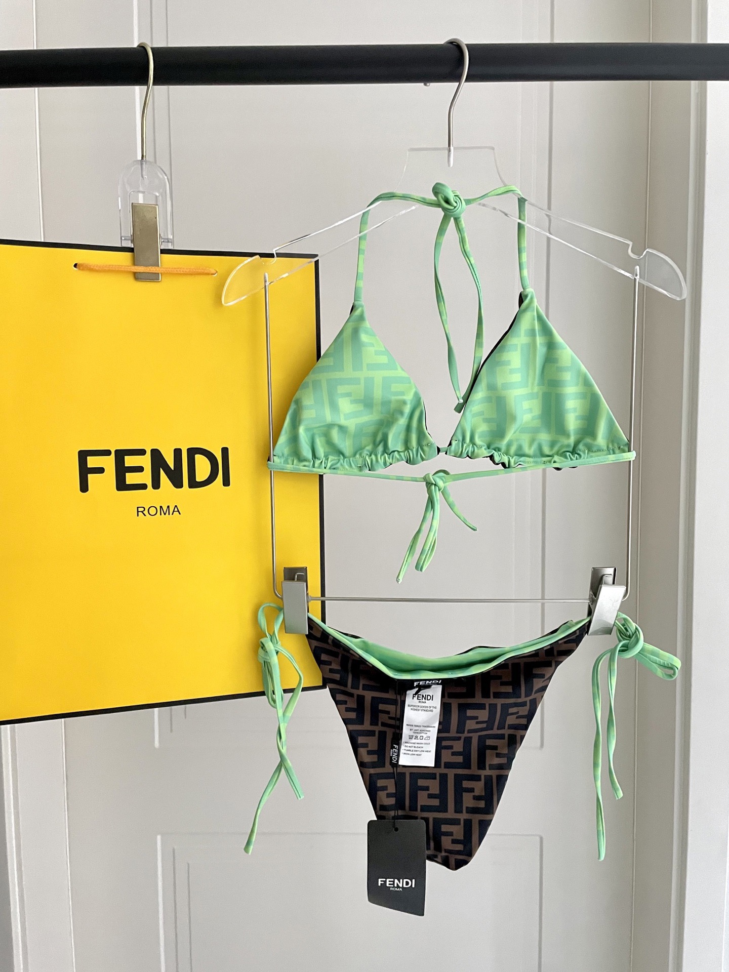 Fendi 芬迪比基尼双面可穿😍🥰适合多种场景的游泳衣🏊‍♀️海边 游泳池 温泉 水上乐园 漂流都可以😌