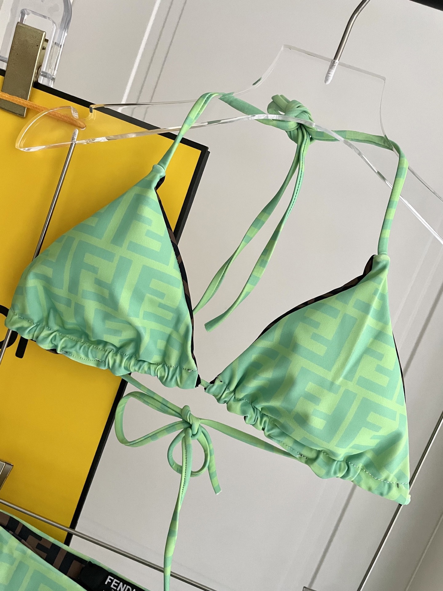 Fendi 芬迪比基尼双面可穿😍🥰适合多种场景的游泳衣🏊‍♀️海边 游泳池 温泉 水上乐园 漂流都可以😌