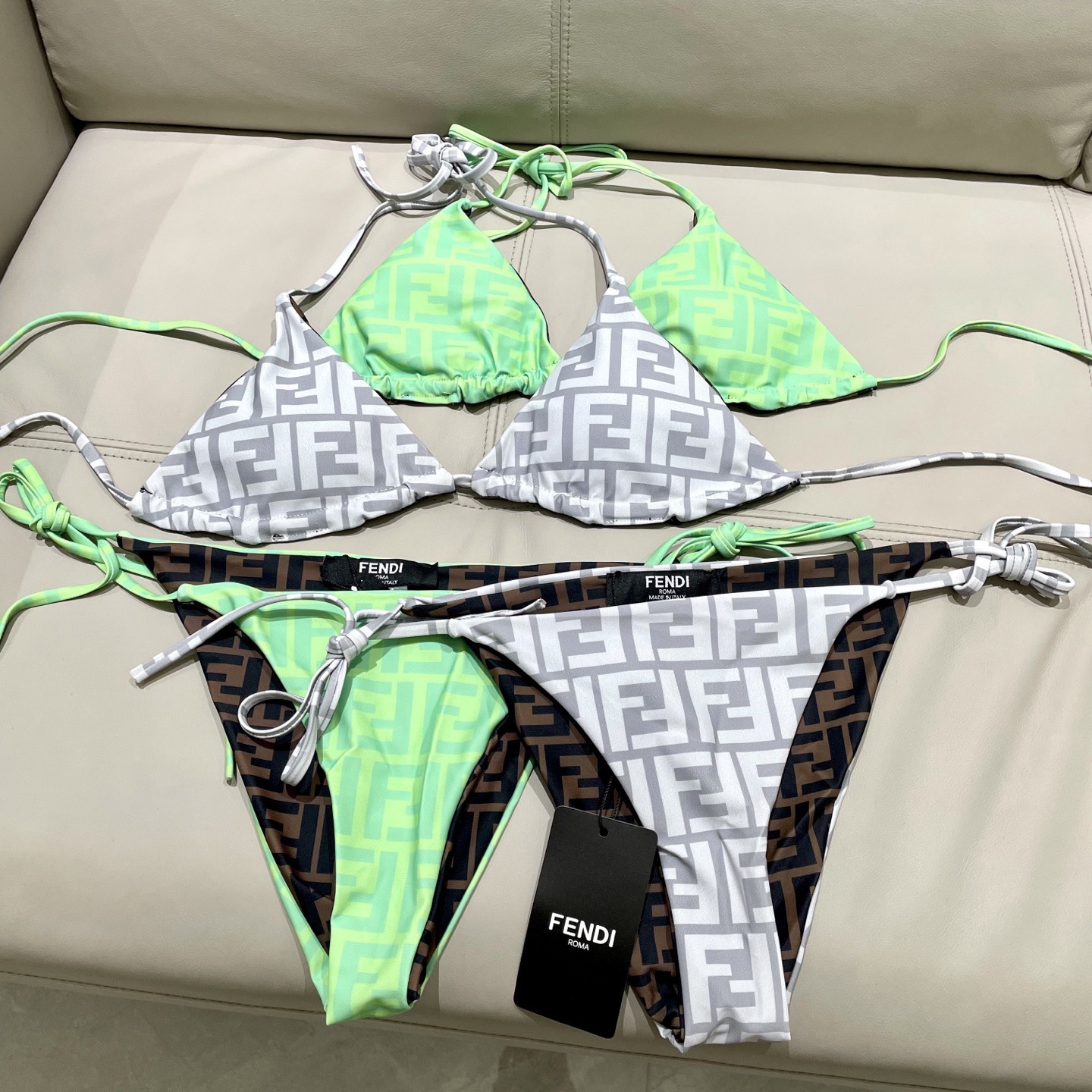 Fendi 芬迪比基尼双面可穿😍🥰适合多种场景的游泳衣🏊‍♀️海边 游泳池 温泉 水上乐园 漂流都可以😌