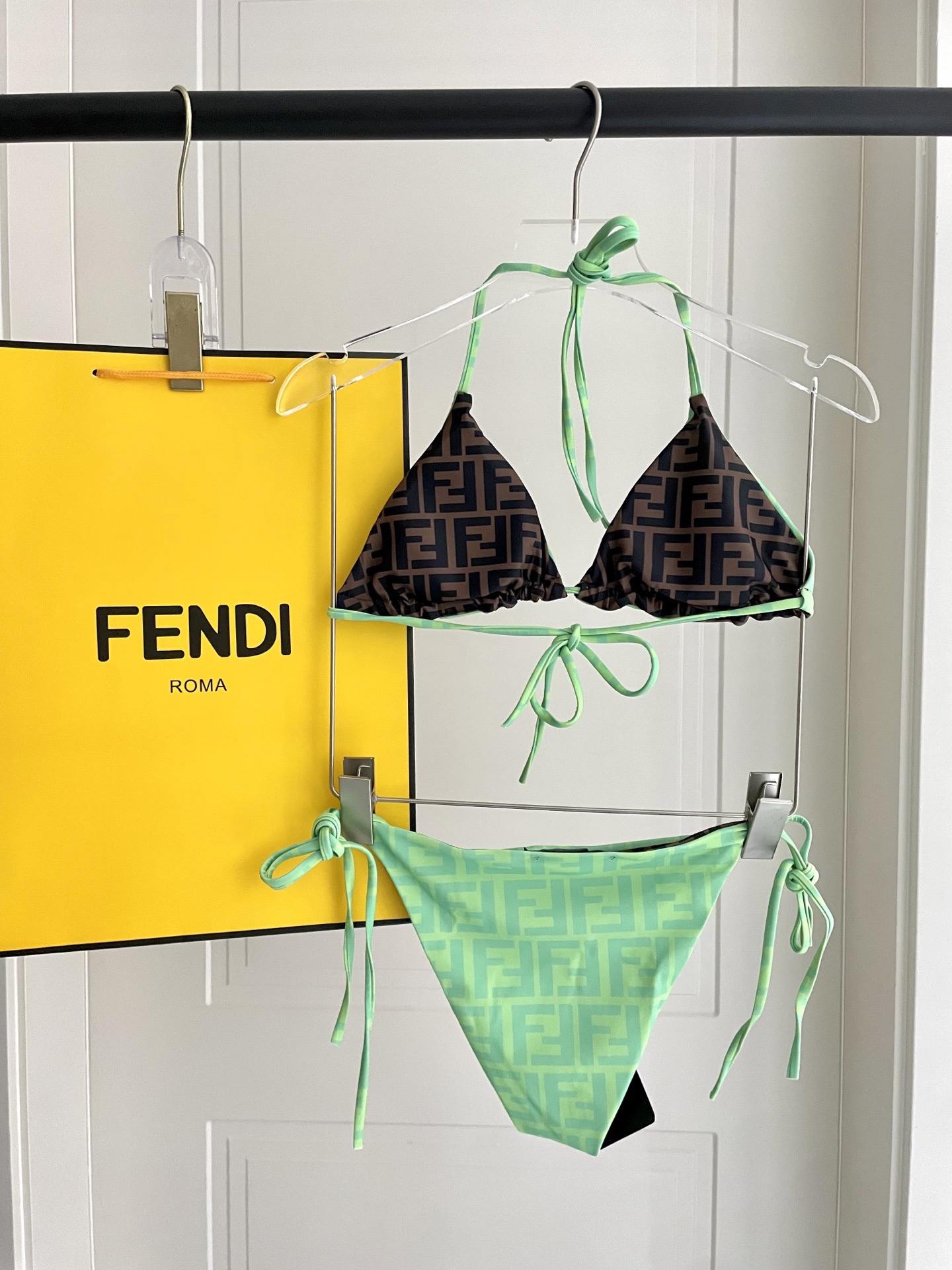 Fendi 芬迪比基尼双面可穿😍🥰适合多种场景的游泳衣🏊‍♀️海边 游泳池 温泉 水上乐园 漂流都可以😌