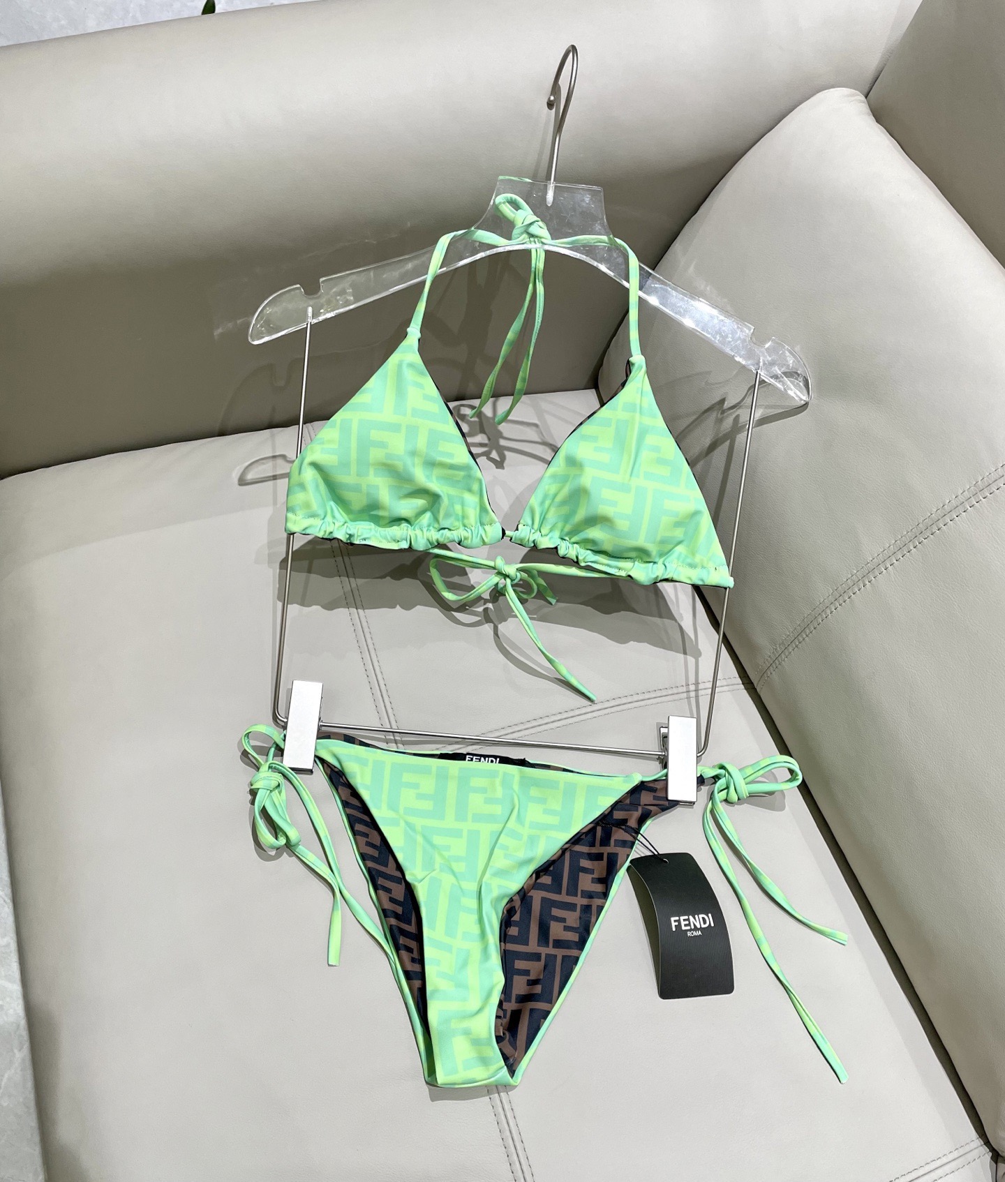 Fendi 芬迪比基尼双面可穿😍🥰适合多种场景的游泳衣🏊‍♀️海边 游泳池 温泉 水上乐园 漂流都可以😌