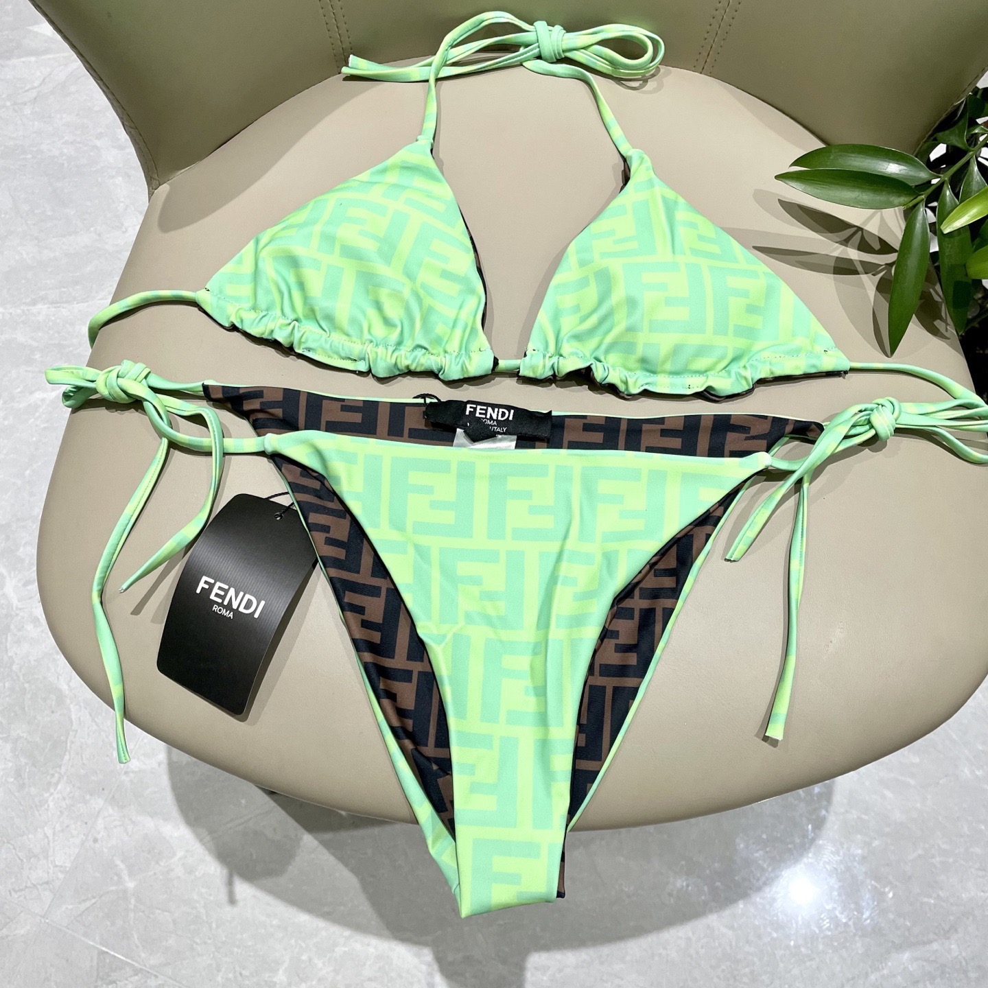 Fendi 芬迪比基尼双面可穿😍🥰适合多种场景的游泳衣🏊‍♀️海边 游泳池 温泉 水上乐园 漂流都可以😌