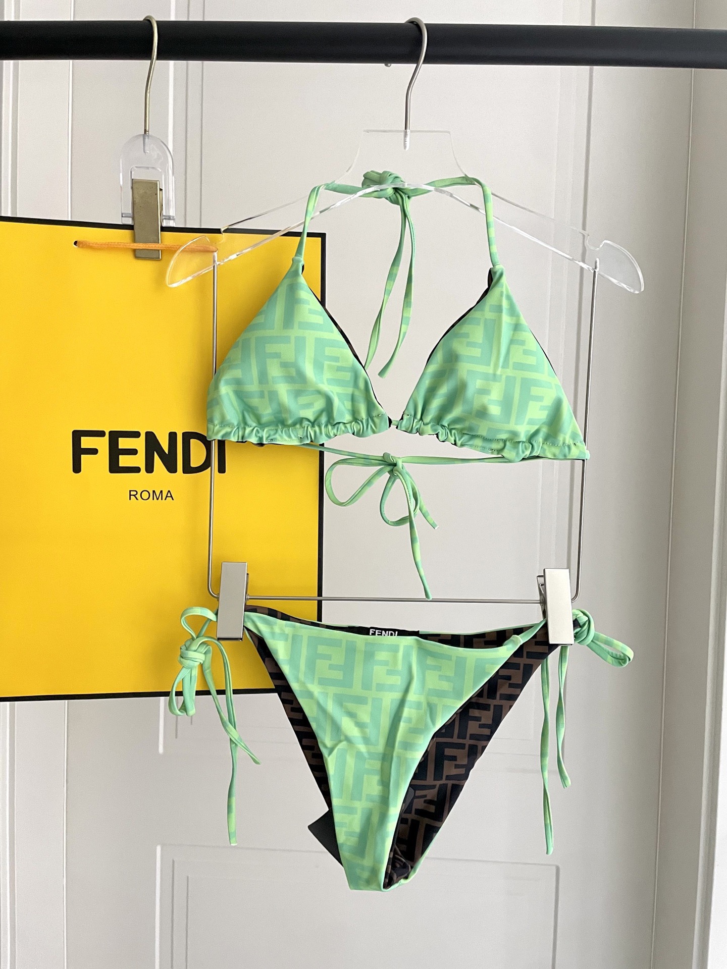 Fendi 芬迪比基尼双面可穿😍🥰适合多种场景的游泳衣🏊‍♀️海边 游泳池 温泉 水上乐园 漂流都可以😌