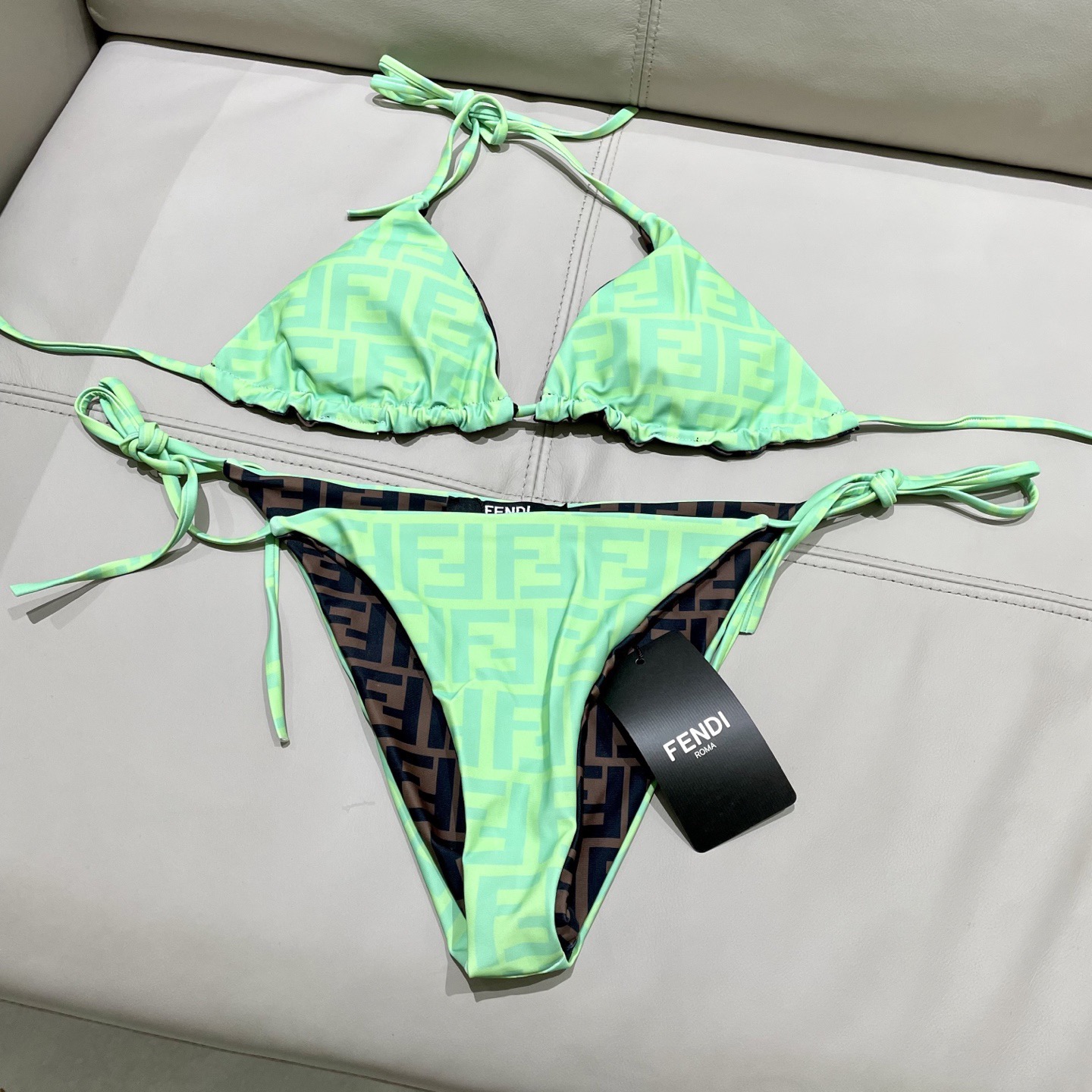 Fendi 芬迪比基尼双面可穿😍🥰适合多种场景的游泳衣🏊‍♀️海边 游泳池 温泉 水上乐园 漂流都可以😌