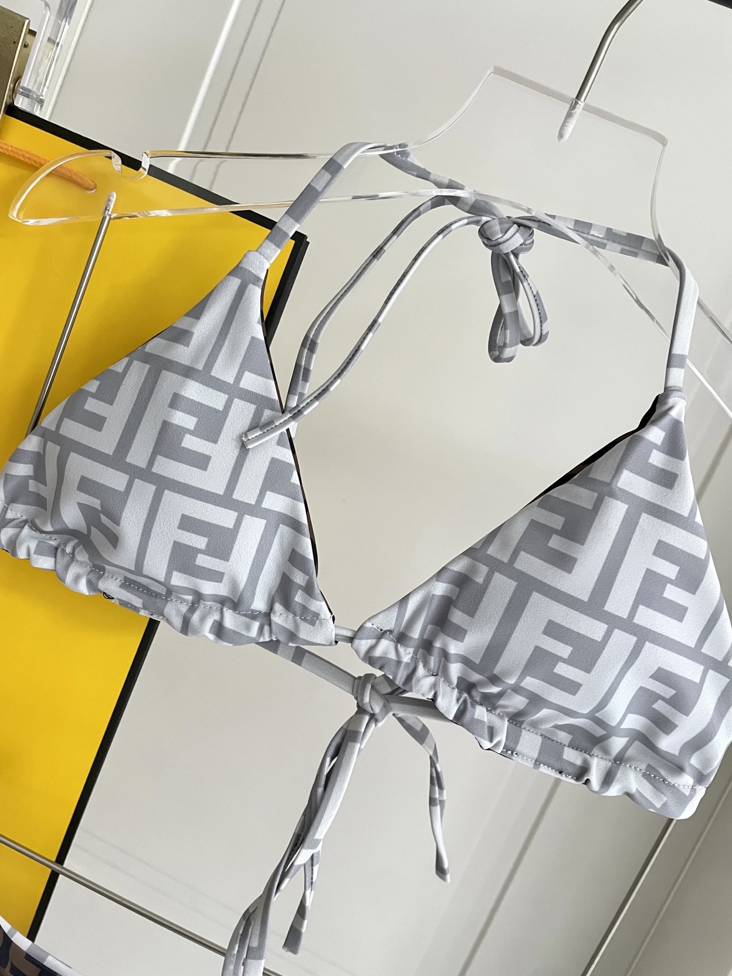 Fendi 芬迪比基尼双面可穿😍🥰适合多种场景的游泳衣🏊‍♀️海边 游泳池 温泉 水上乐园 漂流都可以😌