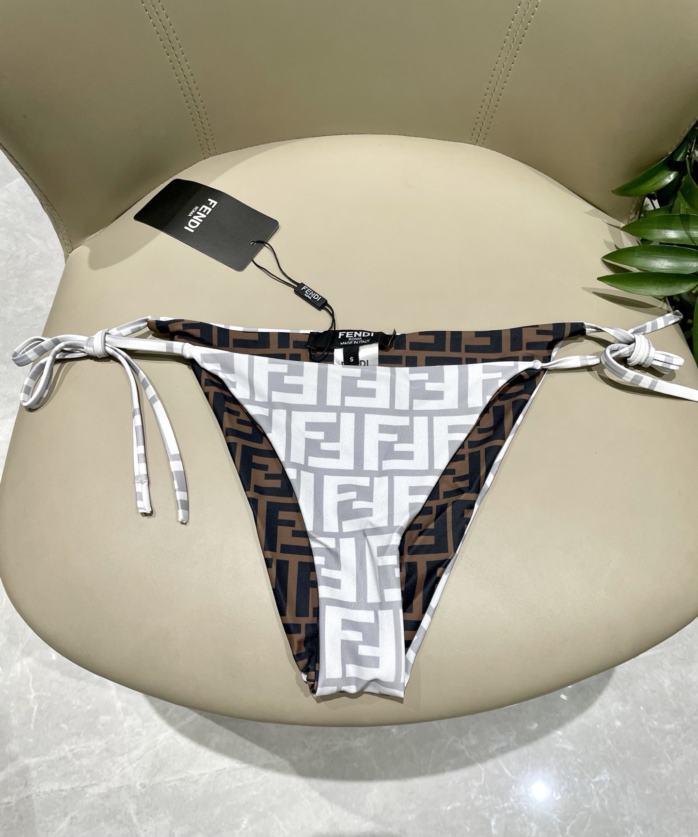 Fendi 芬迪比基尼双面可穿😍🥰适合多种场景的游泳衣🏊‍♀️海边 游泳池 温泉 水上乐园 漂流都可以😌