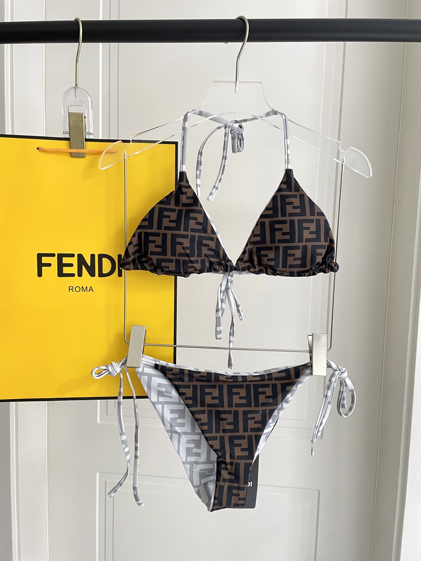 Fendi 芬迪比基尼双面可穿😍🥰适合多种场景的游泳衣🏊‍♀️海边 游泳池 温泉 水上乐园 漂流都可以😌