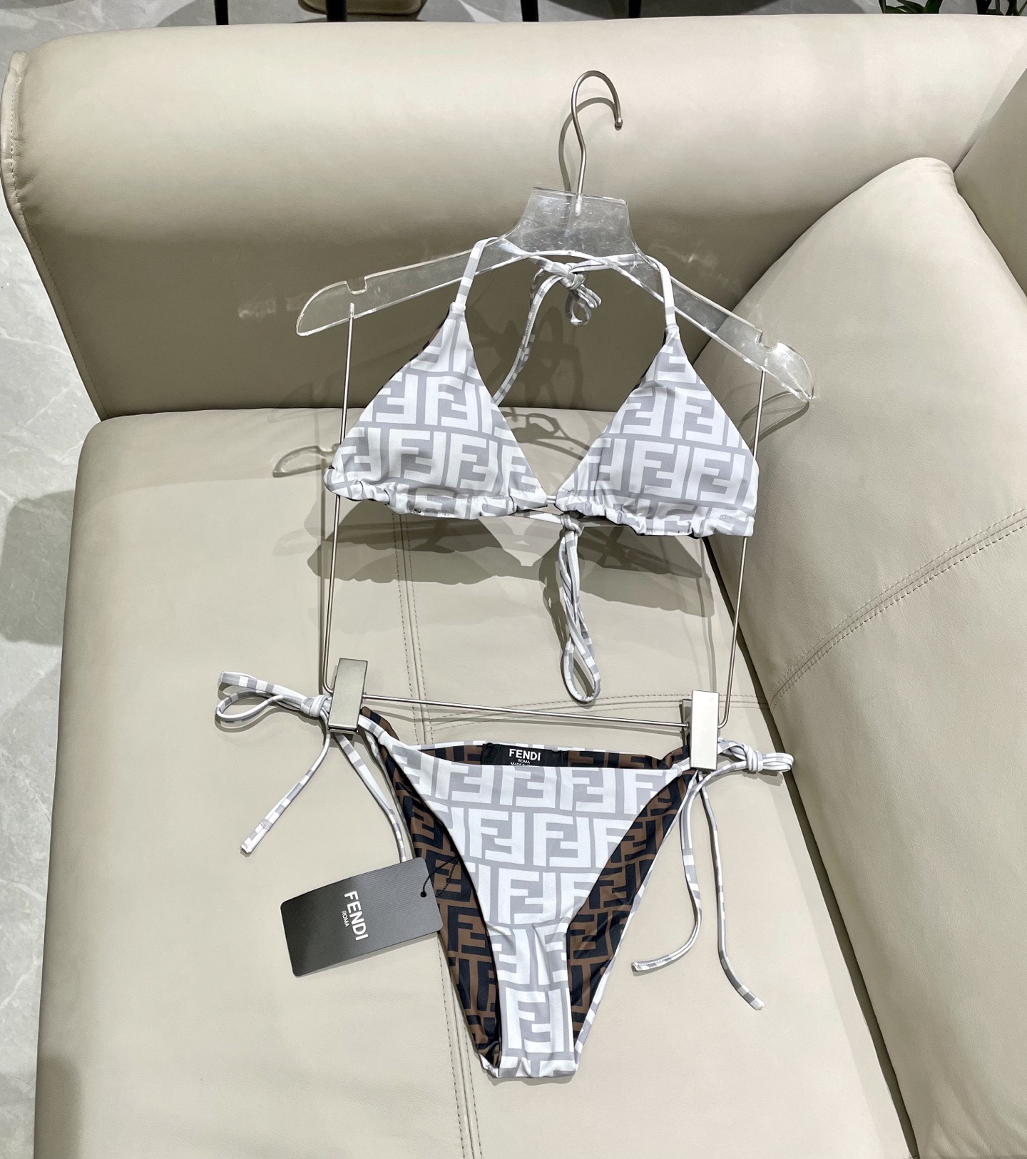 Fendi 芬迪比基尼双面可穿😍🥰适合多种场景的游泳衣🏊‍♀️海边 游泳池 温泉 水上乐园 漂流都可以😌