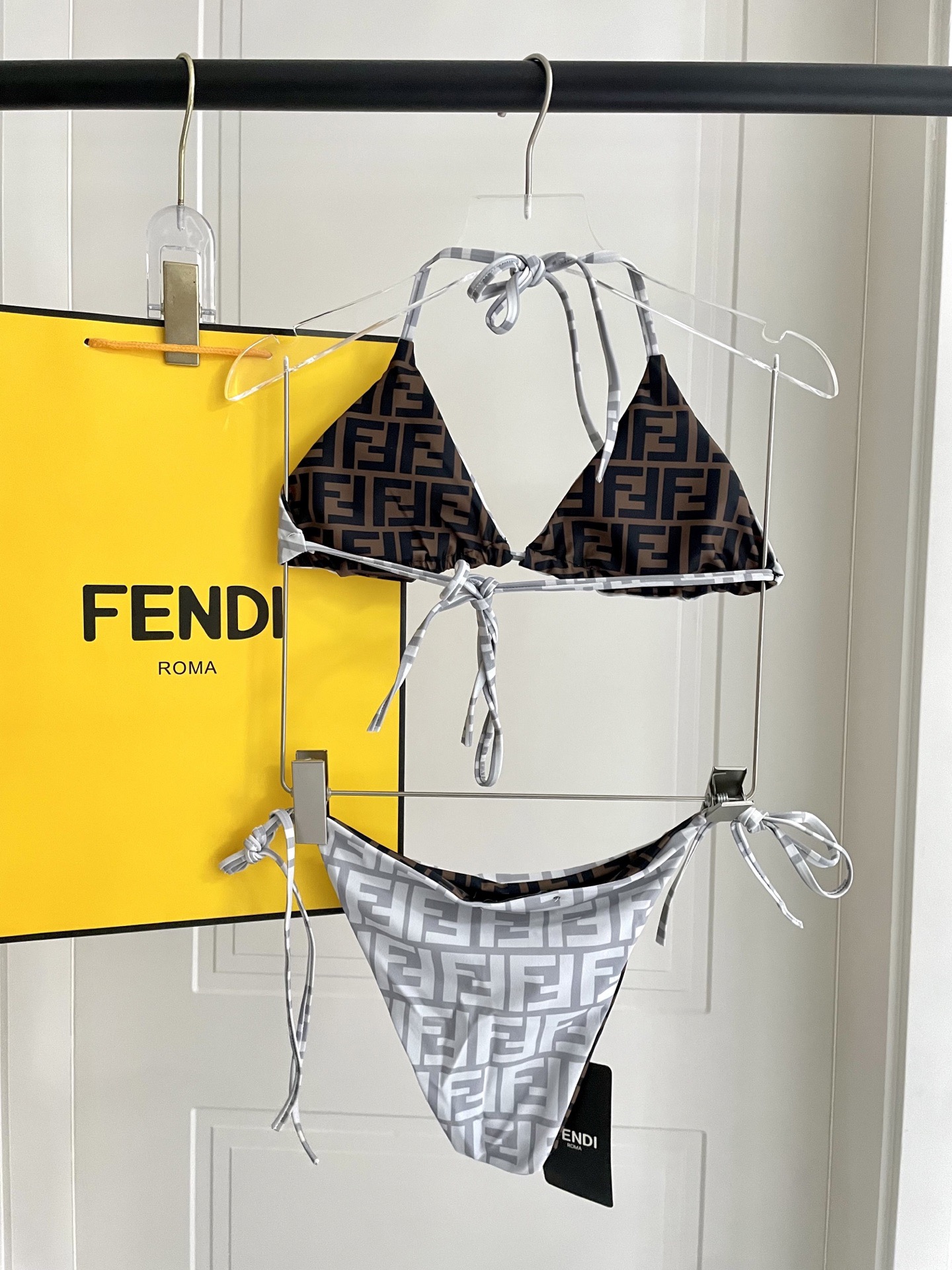 Fendi 芬迪比基尼双面可穿😍🥰适合多种场景的游泳衣🏊‍♀️海边 游泳池 温泉 水上乐园 漂流都可以😌