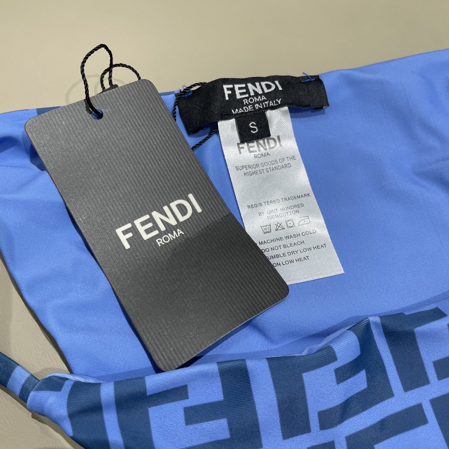 Fendi 芬迪比基尼😍🥰适合多种场景的游泳衣🏊‍♀️海边 游泳池 温泉 水上乐园 漂流都可以😌内搭也完