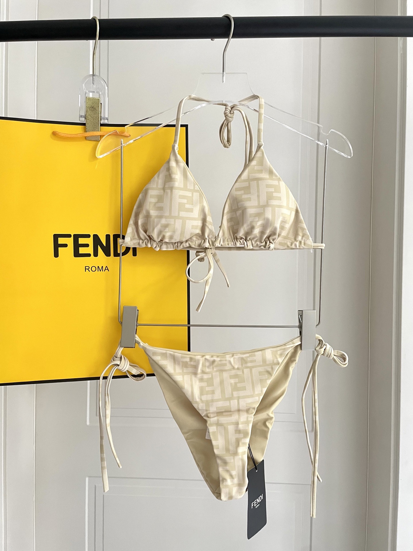 Fendi 芬迪比基尼😍🥰适合多种场景的游泳衣🏊‍♀️海边 游泳池 温泉 水上乐园 漂流都可以😌内搭也完