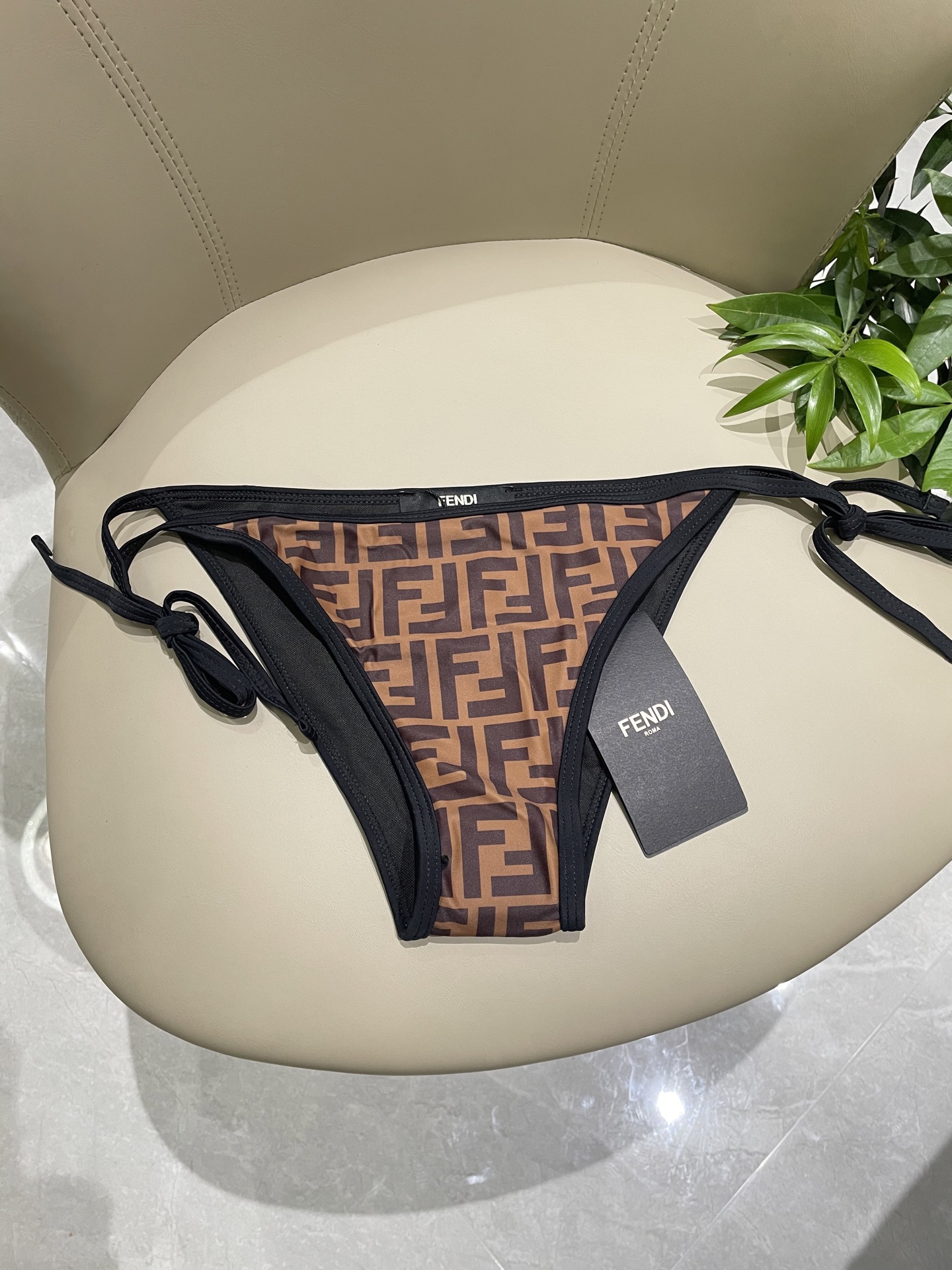 Fendi 芬迪比基尼😍🥰适合多种场景的游泳衣🏊‍♀️海边 游泳池 温泉 水上乐园 漂流都可以😌内搭也完