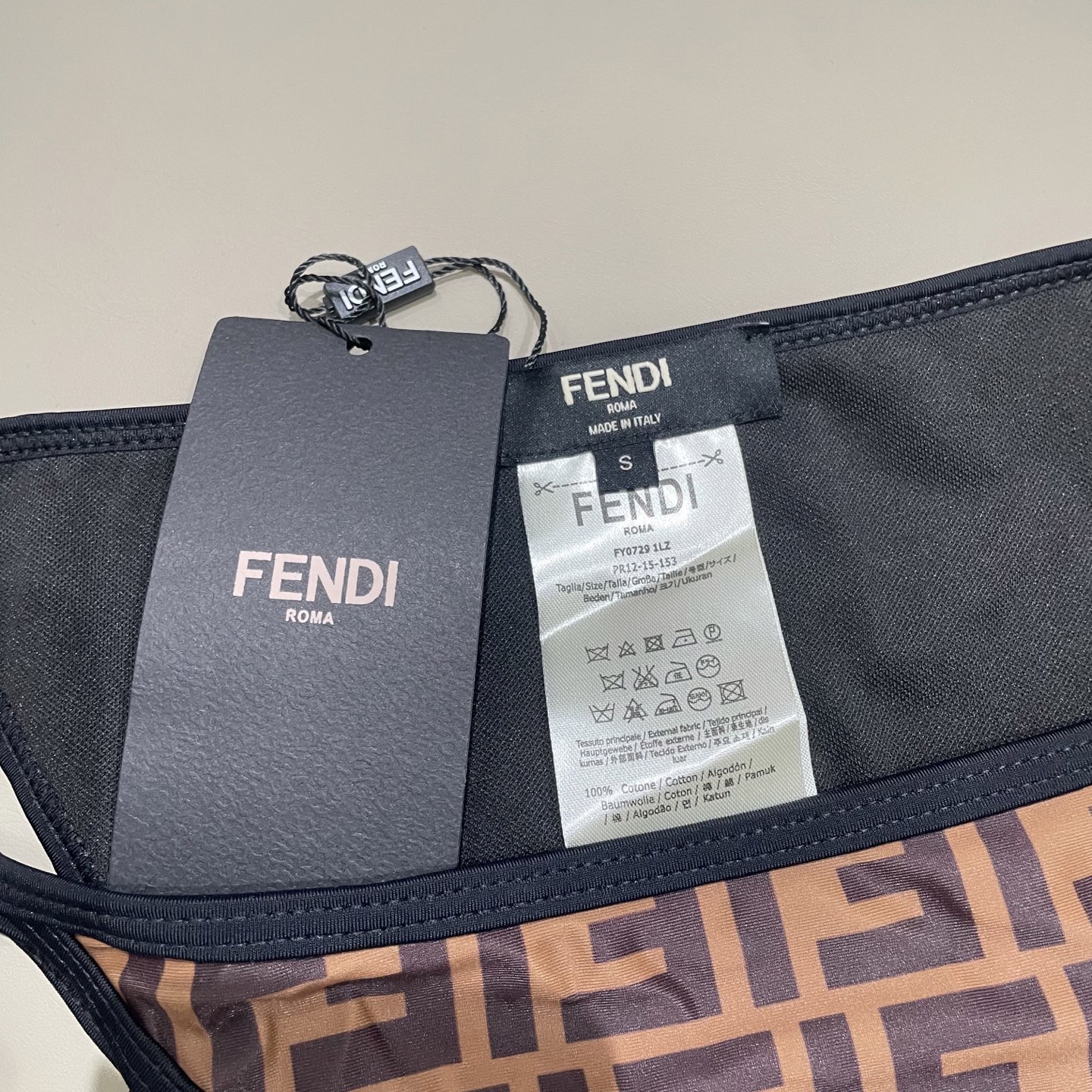 Fendi 芬迪比基尼😍🥰适合多种场景的游泳衣🏊‍♀️海边 游泳池 温泉 水上乐园 漂流都可以😌内搭也完
