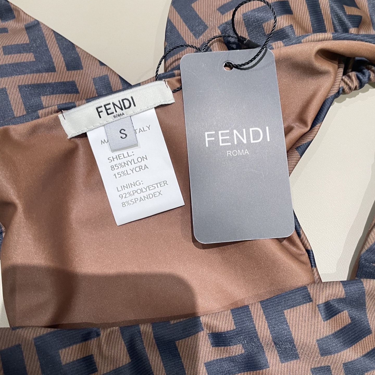 Fendi 芬迪比基尼😍🥰适合多种场景的游泳衣🏊‍♀️海边 游泳池 温泉 水上乐园 漂流都可以😌内搭也完