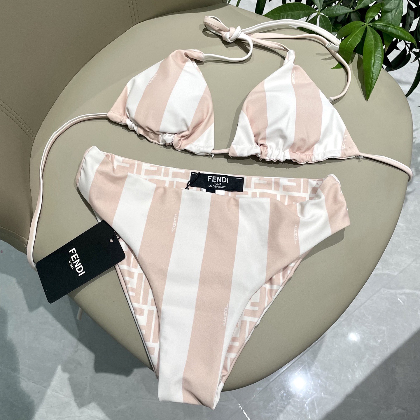 Fendi 芬迪比基尼😍🥰适合多种场景的游泳衣🏊‍♀️海边 游泳池 温泉 水上乐园 漂流都可以😌内搭也完