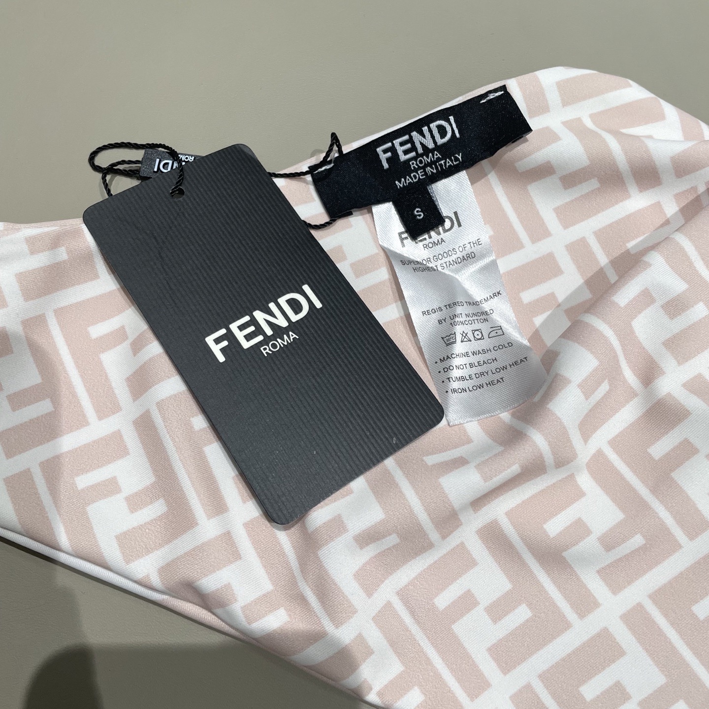 Fendi 芬迪比基尼😍🥰适合多种场景的游泳衣🏊‍♀️海边 游泳池 温泉 水上乐园 漂流都可以😌内搭也完