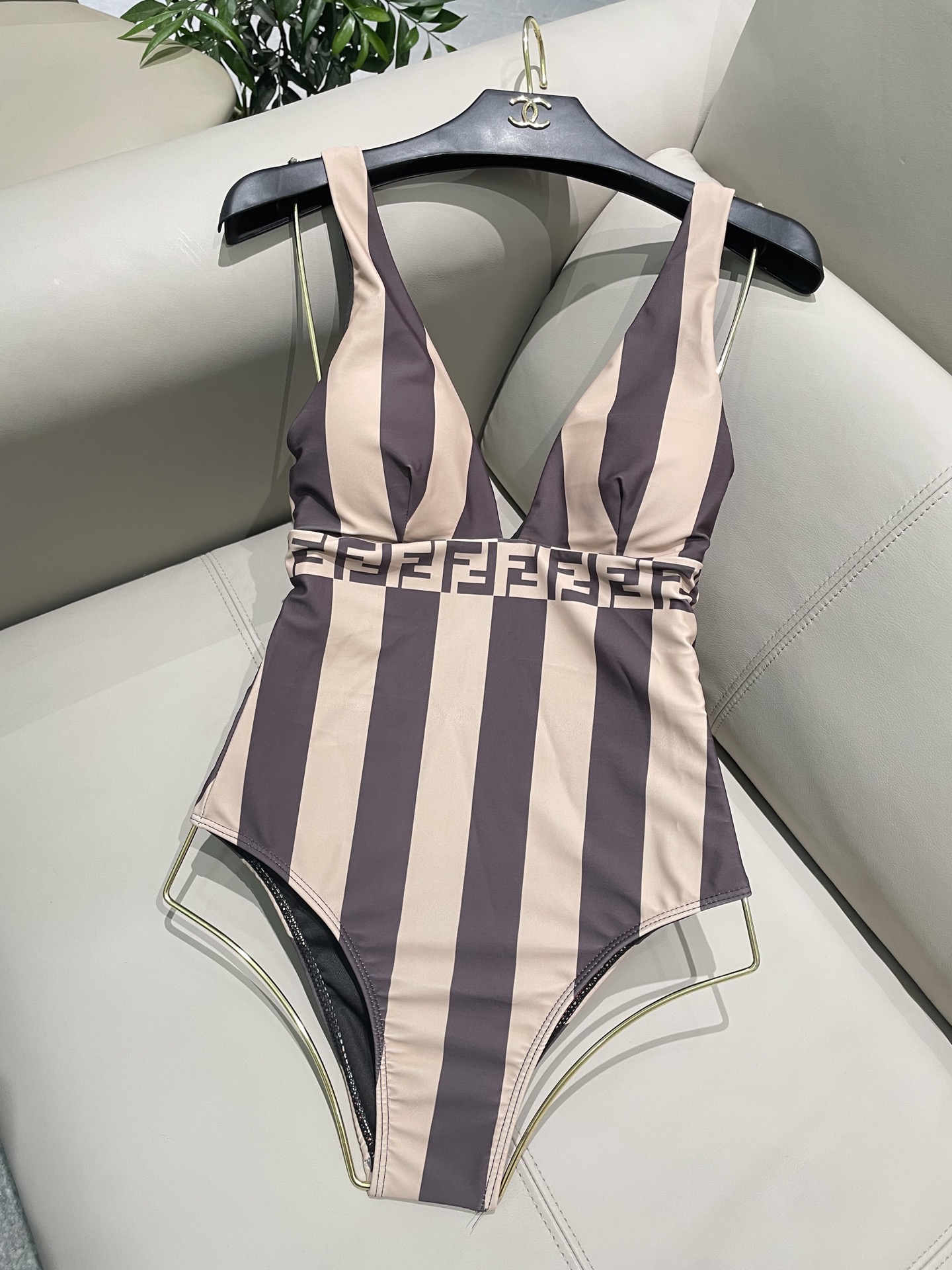 Fendi 芬迪连体😍🥰适合多种场景的游泳衣🏊‍♀️海边 游泳池 温泉 水上乐园 漂流都可以😌内搭也完全