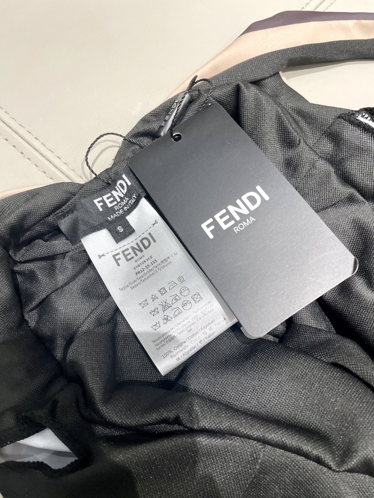 Fendi 芬迪连体😍🥰适合多种场景的游泳衣🏊‍♀️海边 游泳池 温泉 水上乐园 漂流都可以😌内搭也完全