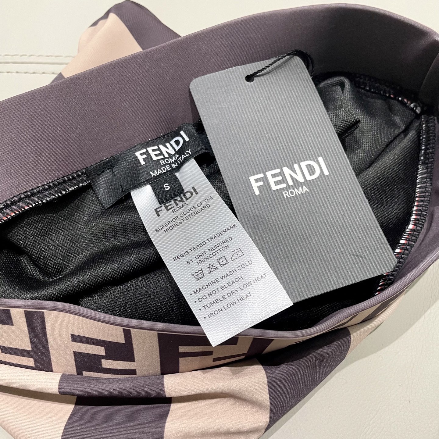 Fendi 芬迪连体😍🥰适合多种场景的游泳衣🏊‍♀️海边 游泳池 温泉 水上乐园 漂流都可以😌内搭也完全