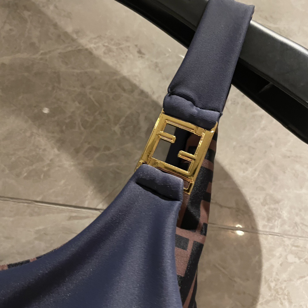 Fendi 芬迪连体😍🥰适合多种场景的游泳衣🏊‍♀️海边 游泳池 温泉 水上乐园 漂流都可以😌内搭也完全