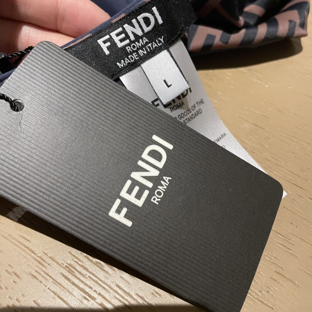 Fendi 芬迪连体😍🥰适合多种场景的游泳衣🏊‍♀️海边 游泳池 温泉 水上乐园 漂流都可以😌内搭也完全