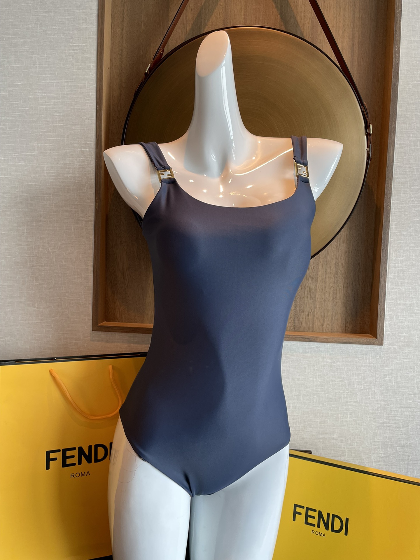 Fendi 芬迪连体😍🥰适合多种场景的游泳衣🏊‍♀️海边 游泳池 温泉 水上乐园 漂流都可以😌内搭也完全