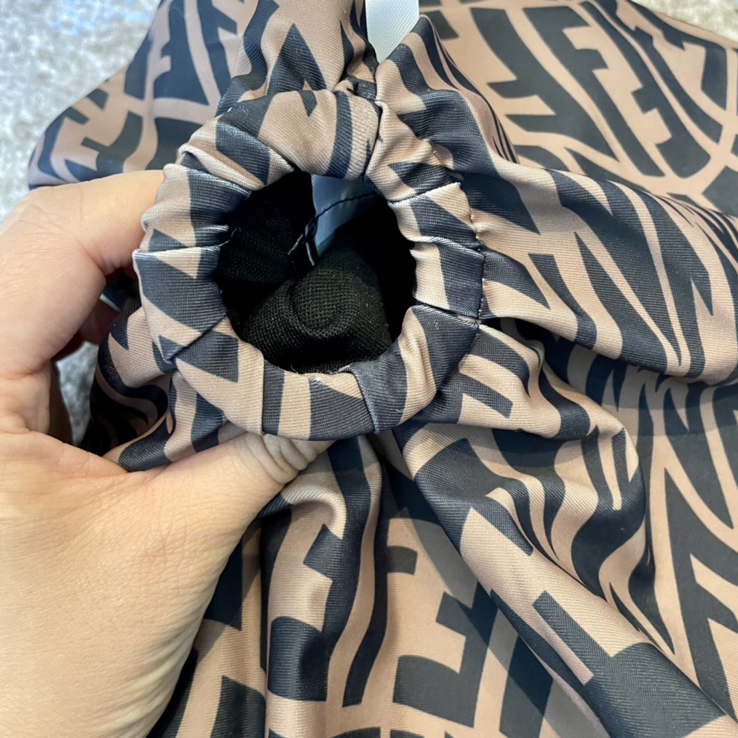 Fendi 芬迪连体😍🥰适合多种场景的游泳衣🏊‍♀️海边 游泳池 温泉 水上乐园 漂流都可以😌内搭也完全