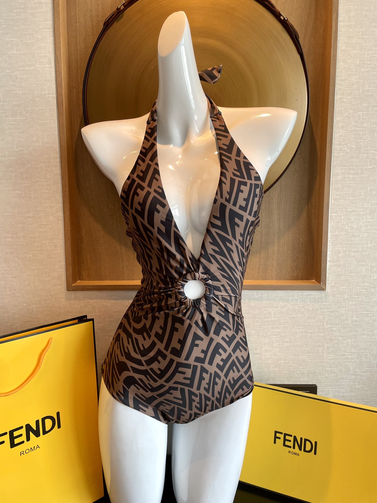 Fendi 芬迪连体😍🥰适合多种场景的游泳衣🏊‍♀️海边 游泳池 温泉 水上乐园 漂流都可以😌内搭也完全