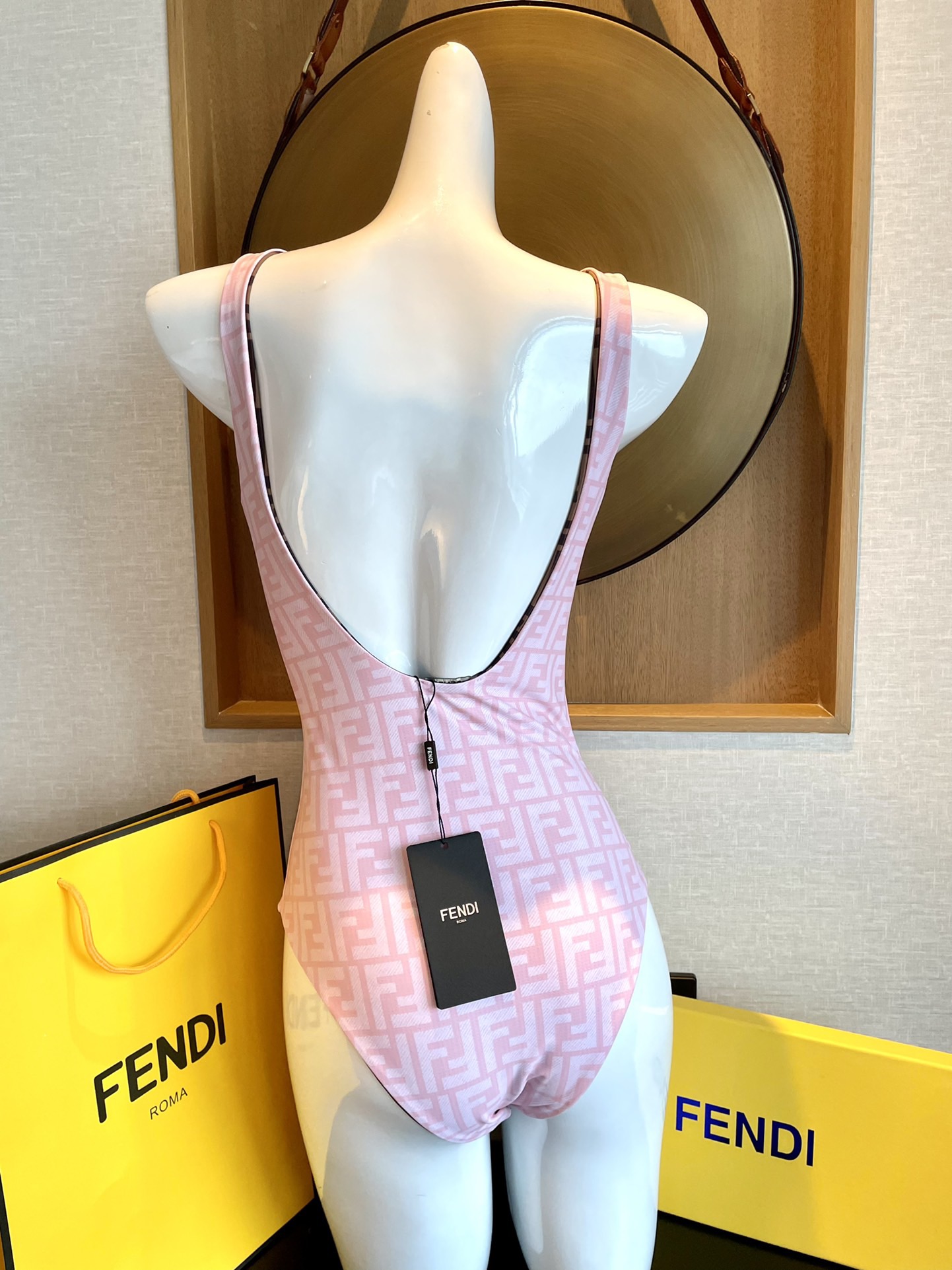 Fendi 芬迪连体😍🥰适合多种场景的游泳衣🏊‍♀️海边 游泳池 温泉 水上乐园 漂流都可以😌内搭也完全