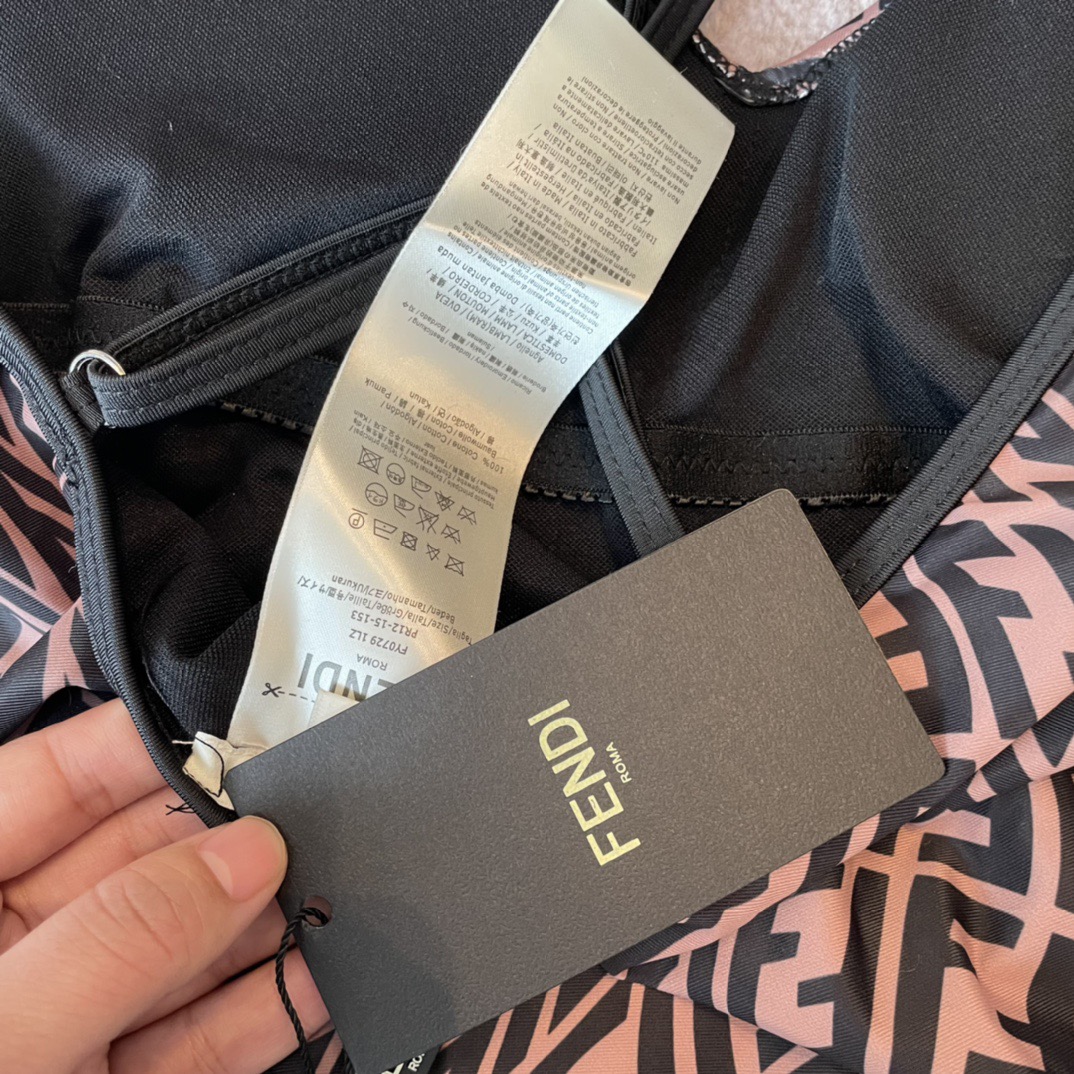 Fendi 芬迪连体😍🥰适合多种场景的游泳衣🏊‍♀️海边 游泳池 温泉 水上乐园 漂流都可以😌内搭也完全