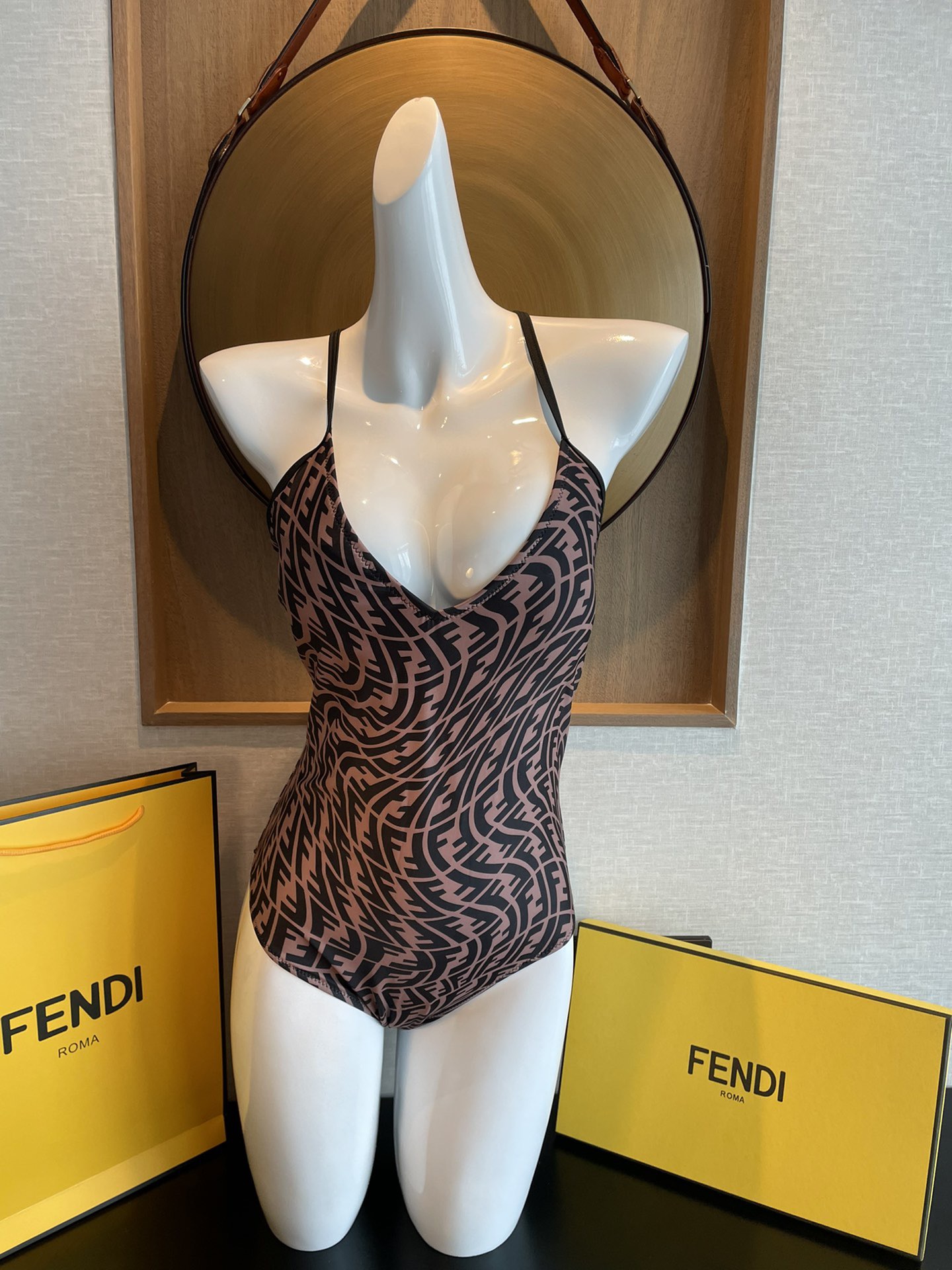 Fendi 芬迪连体😍🥰适合多种场景的游泳衣🏊‍♀️海边 游泳池 温泉 水上乐园 漂流都可以😌内搭也完全