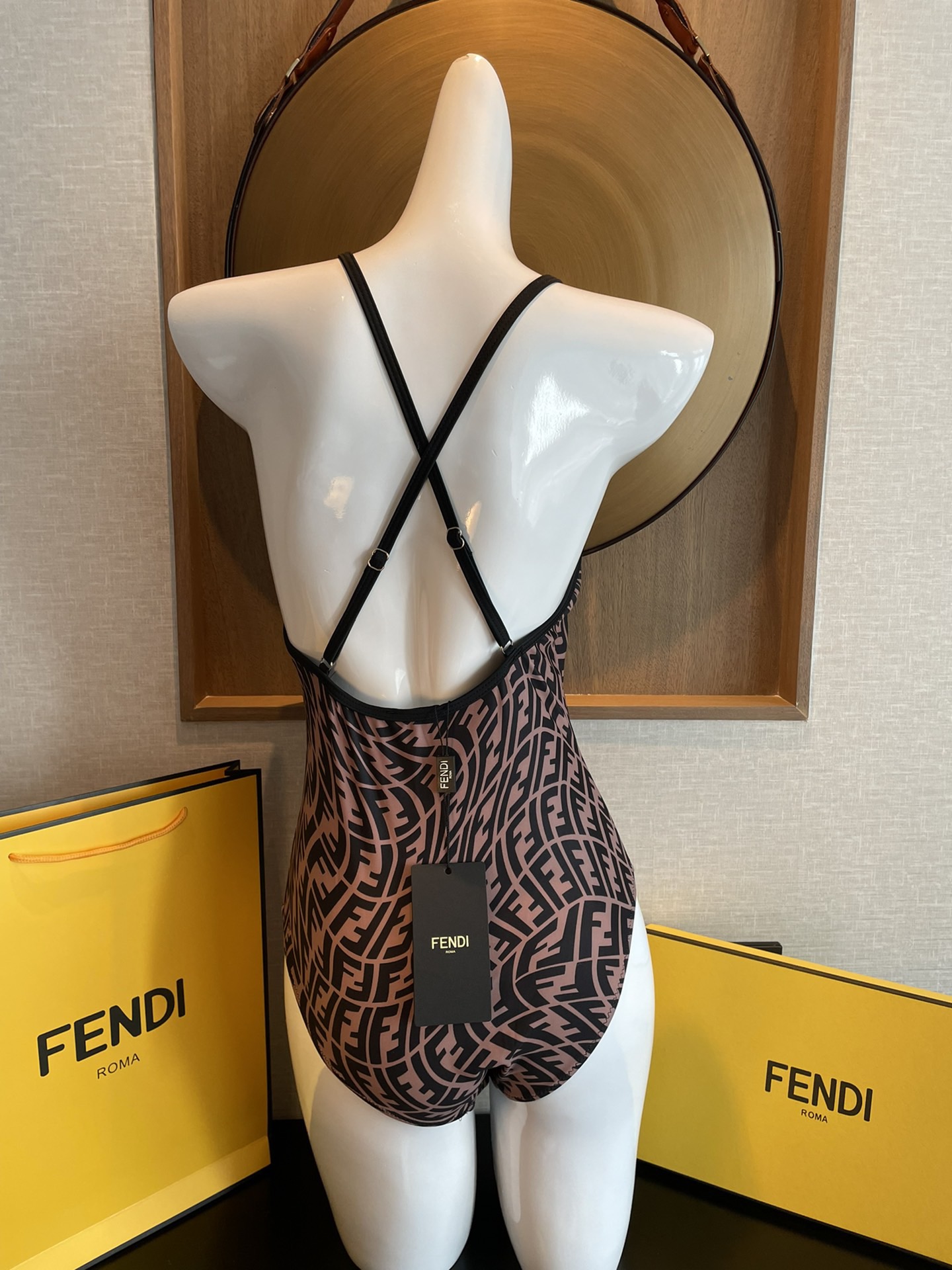 Fendi 芬迪连体😍🥰适合多种场景的游泳衣🏊‍♀️海边 游泳池 温泉 水上乐园 漂流都可以😌内搭也完全