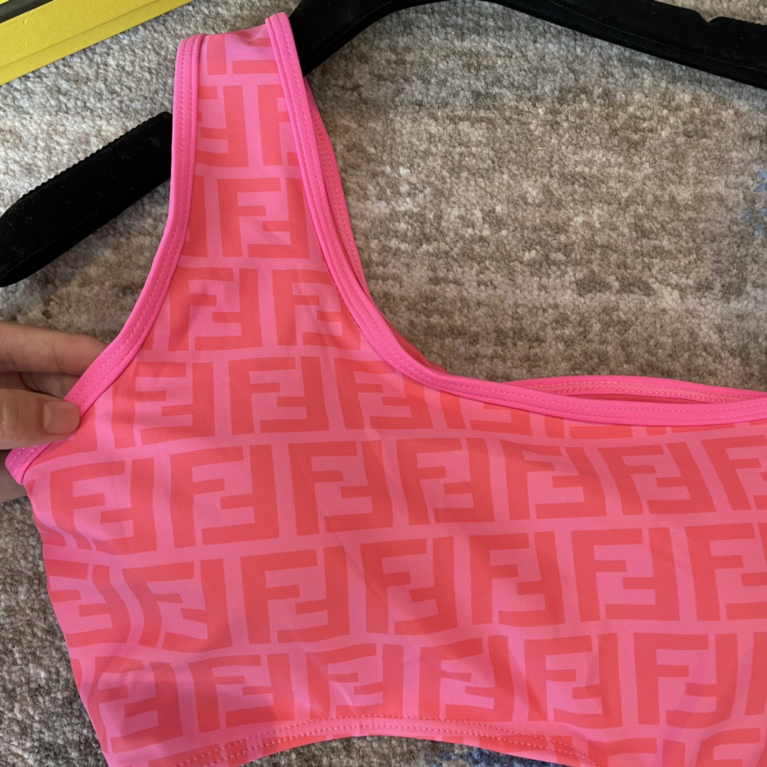 Fendi 芬迪连体😍🥰适合多种场景的游泳衣🏊‍♀️海边 游泳池 温泉 水上乐园 漂流都可以😌内搭也完全