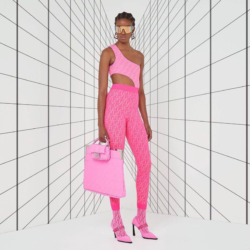 NO:754306,Fendi Fendi one-piece swimsuit is suitable for various scenes♀The seaside, swimming pools, hot springs, water parks, and rafting can be worn as an inner layer. The one-piece design covers the flesh and makes you look taller. A little flesh on the abdomen does not affect our beauty. The back design exposes the beautiful back. The fabric is breathable and comfortable. The quick-drying and elastic swimsuit is more skin-friendly and easy to clean. Size S M L19860909Fendi 芬迪连体适合多种场景的游泳衣♀海边 游泳池 温泉 水上乐园 漂流都可以内搭也完全可以 连体设计遮肉显高挑 腹部有点肉肉也不影响咱美美的 背面设计大露美背 面料透气舒适.速干弹性的游泳衣更加帖肤易清洗 码数S M L Xl泳衣泳裤比基尼,泳衣，泳裤，比基尼,fendi,fendi,swimsuits,bikinis,accessory