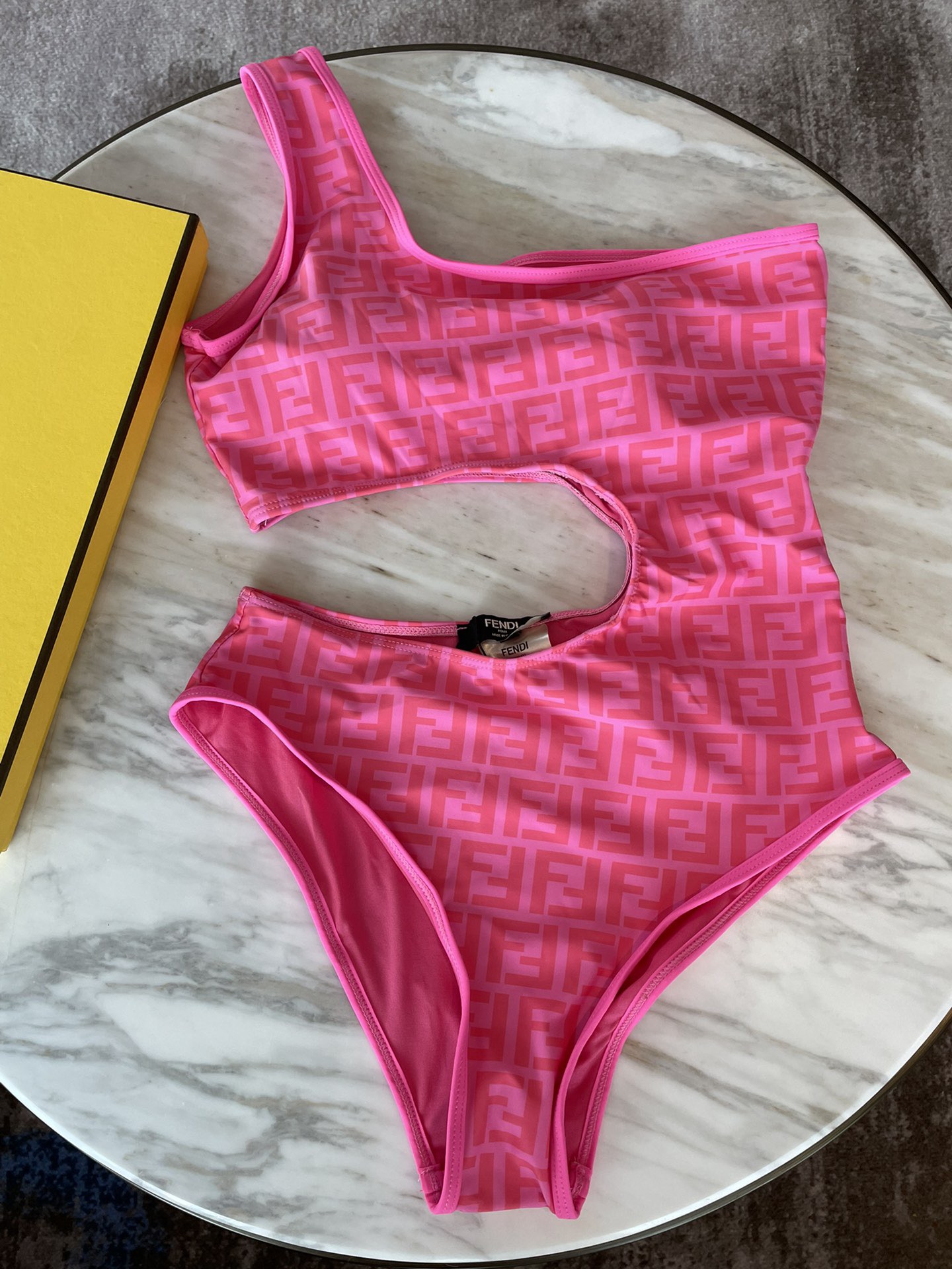 Fendi 芬迪连体😍🥰适合多种场景的游泳衣🏊‍♀️海边 游泳池 温泉 水上乐园 漂流都可以😌内搭也完全