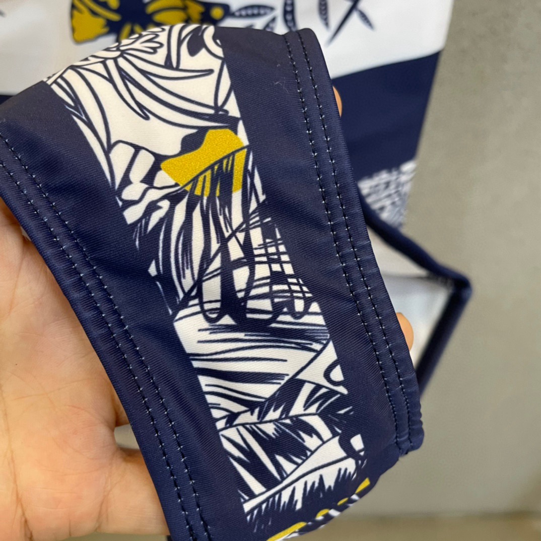 Dior两件套 泳衣➕纱裙 新款动画丛林泳衣😍🥰适合多种场景的游泳衣🏊‍♀️海边 游泳池 温泉 水上乐园