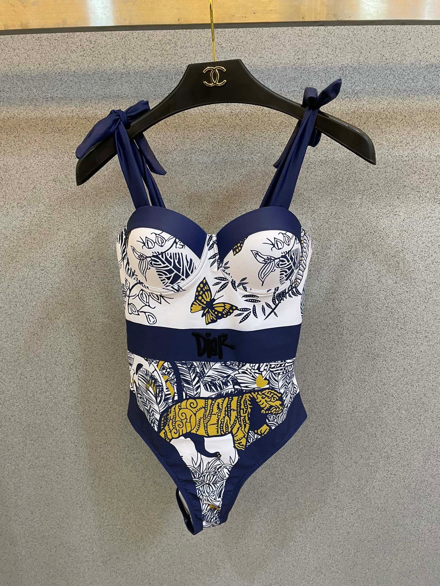 Dior两件套 泳衣➕纱裙 新款动画丛林泳衣😍🥰适合多种场景的游泳衣🏊‍♀️海边 游泳池 温泉 水上乐园