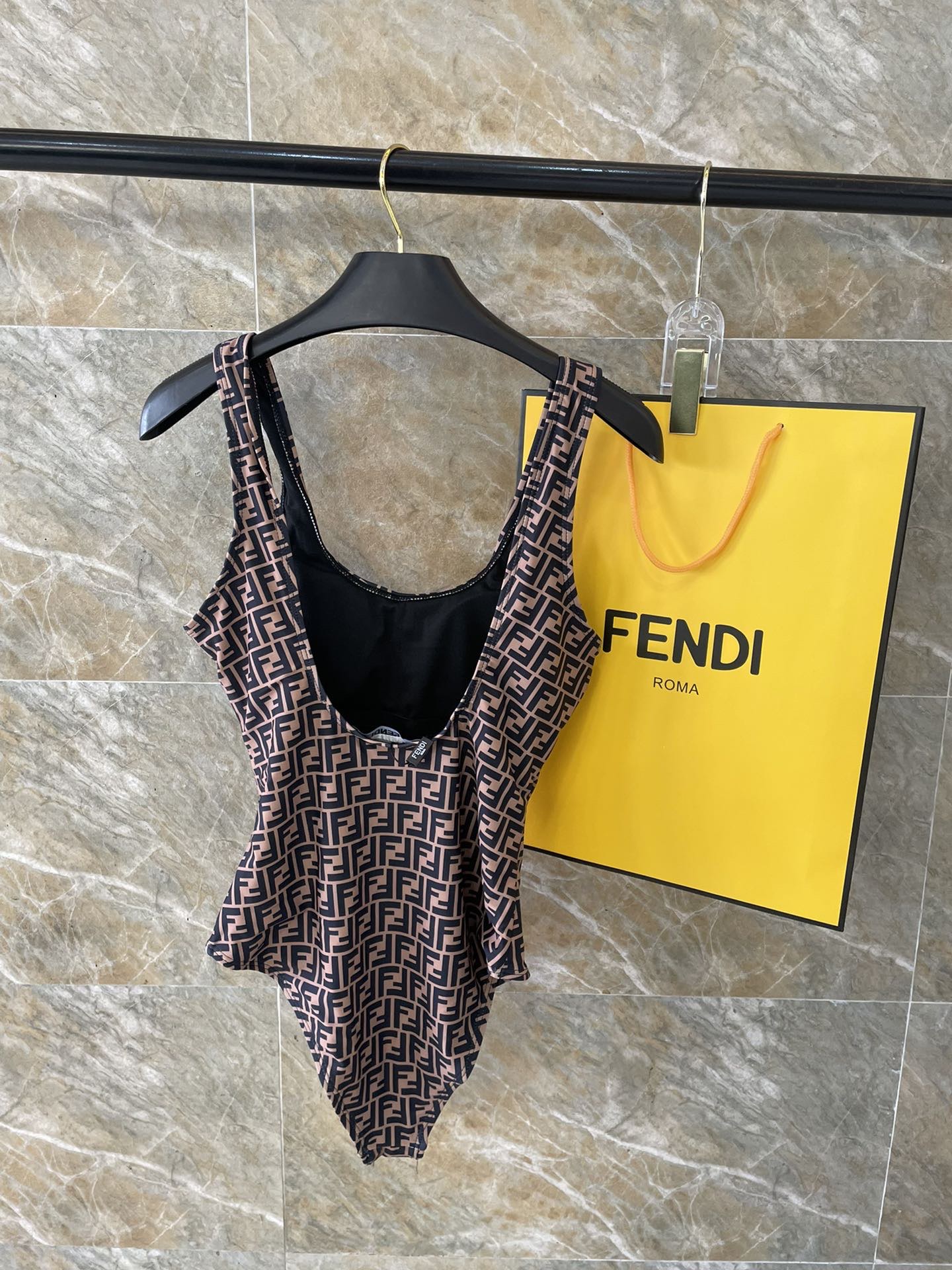 Fendi Fendi新款露背连体泳衣 黑色简单 适合多种场景的游泳衣 海边 游泳池 温泉 水上乐园 漂流都可以 内搭也完全可以 连体设计遮肉显高挑 腹部有点肉肉也不影响咱美美的 背面设计大露美背