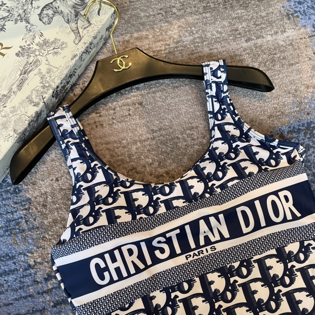 Dior Dior 迪奥新款 海边 游泳池 温泉 水上乐园 漂流都可以 内搭也完全可以 连体设计遮肉显高挑 腹部有点肉肉也不影响咱美美的 背面设计大露美背