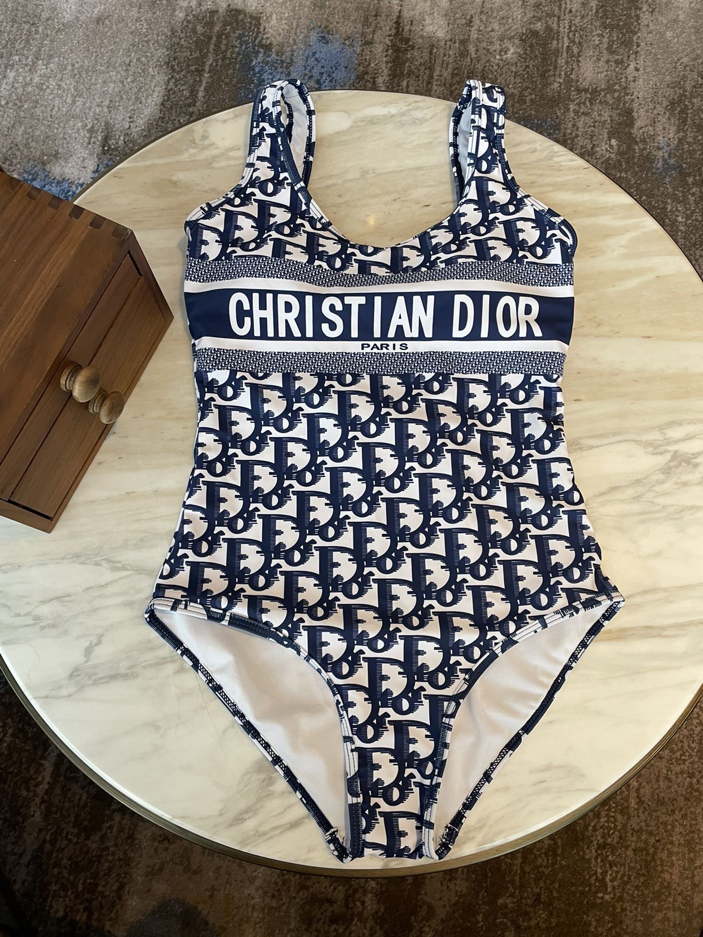 Dior Dior 迪奥新款 海边 游泳池 温泉 水上乐园 漂流都可以 内搭也完全可以 连体设计遮肉显高挑 腹部有点肉肉也不影响咱美美的 背面设计大露美背