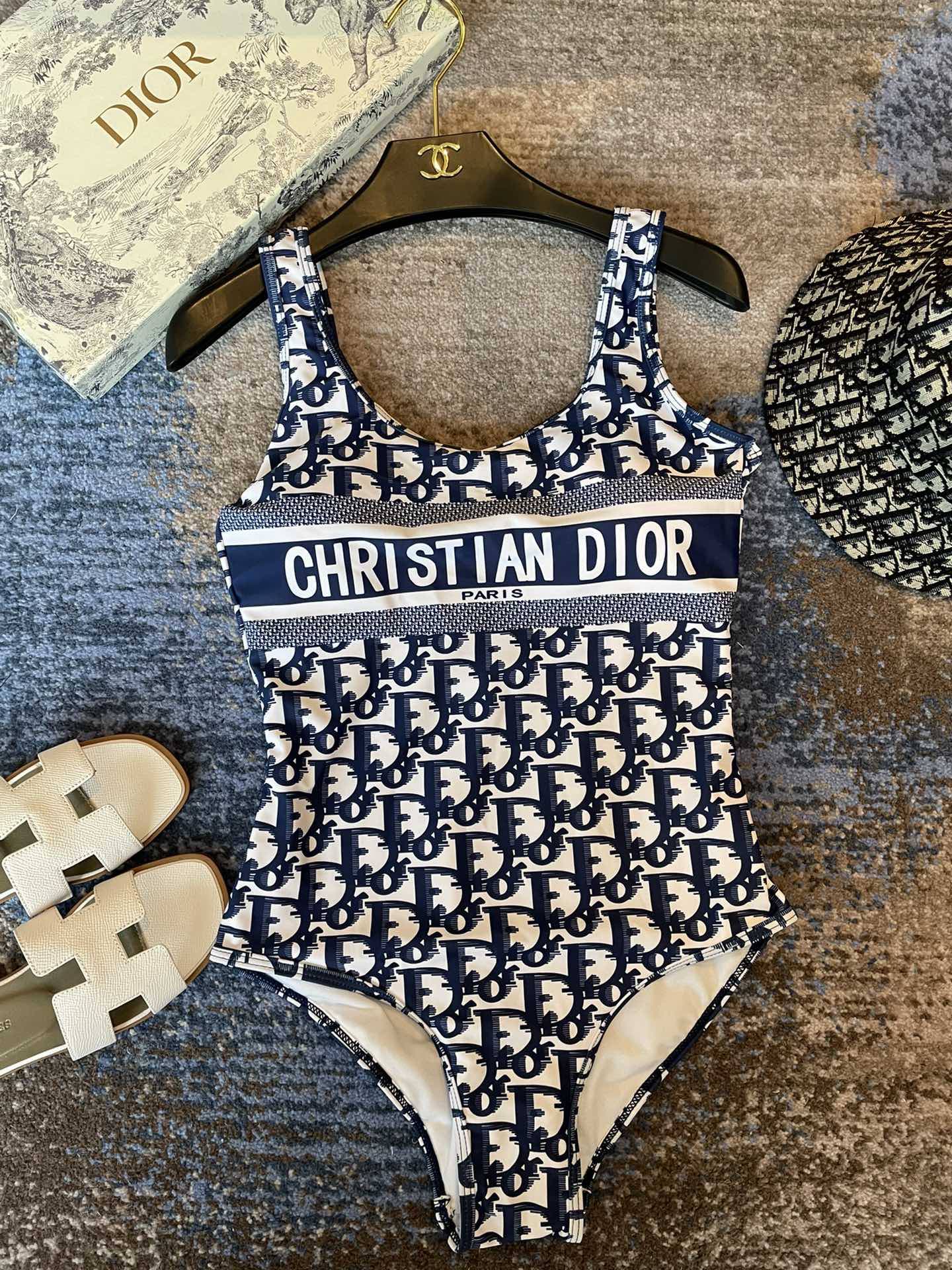 Dior Dior 迪奥新款 海边 游泳池 温泉 水上乐园 漂流都可以 内搭也完全可以 连体设计遮肉显高挑 腹部有点肉肉也不影响咱美美的 背面设计大露美背