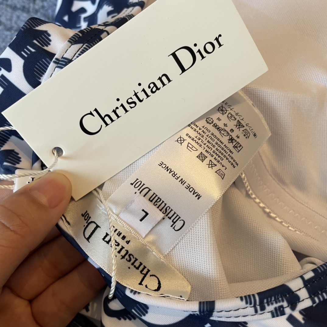 Dior Dior 迪奥新款 海边 游泳池 温泉 水上乐园 漂流都可以 内搭也完全可以 连体设计遮肉显高挑 腹部有点肉肉也不影响咱美美的 背面设计大露美背